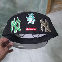 Berretto new era x supreme
