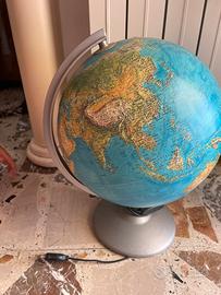 Mappamondo con luce