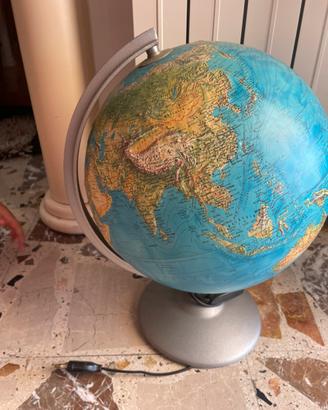 Mappamondo con luce