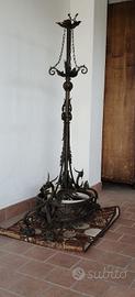 Antico lampadario in ferro battuto