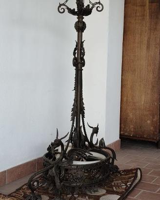 Antico lampadario in ferro battuto