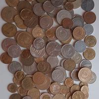 Lotto di oltre 100 monete internazionali.