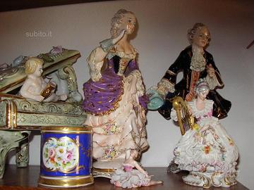 Coppia di vecchie statuine in ceramica