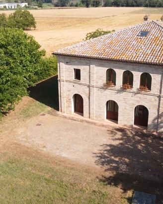 Immerso nella storia e nella natura