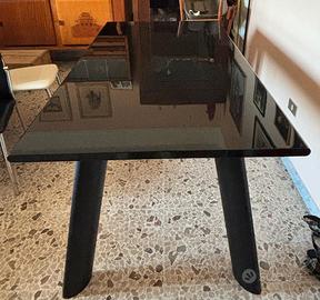 Tavolo robusto nero lucido