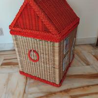 Casetta giochi in midollino rossa e beige