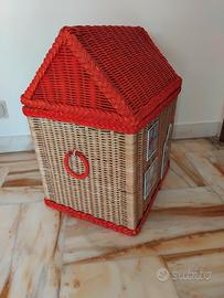 Casetta giochi in midollino rossa e beige