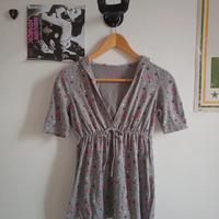 Blusa grigia con cappuccio effetto vestito fiori