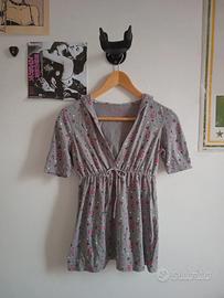 Blusa grigia con cappuccio effetto vestito fiori