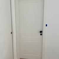 Porte laccate con maniglie nere