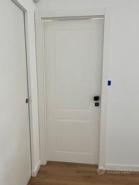 Porte laccate con maniglie nere