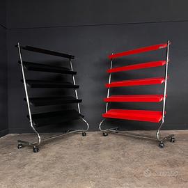 Espositore con ripiani inclinati regolabili