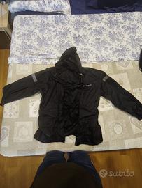 Giacca e pantalone antipioggia e borse laterali