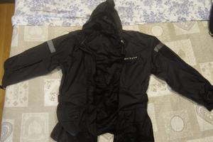 Giacca e pantalone antipioggia e borse laterali
