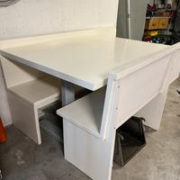 Giropanca in legno con tavolo bianco