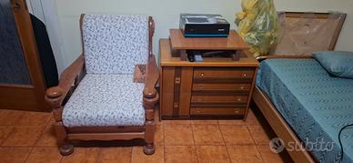 Divano più due poltrone in legno massiccio.