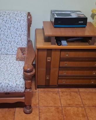 Divano più due poltrone in legno massiccio.