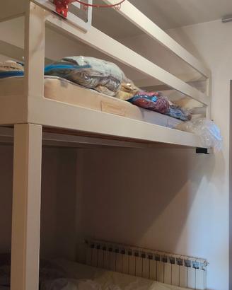 Letto a soppalco compreso di materasso.