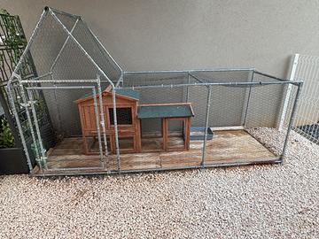 Casetta in legno e recinto in acciaio per animali