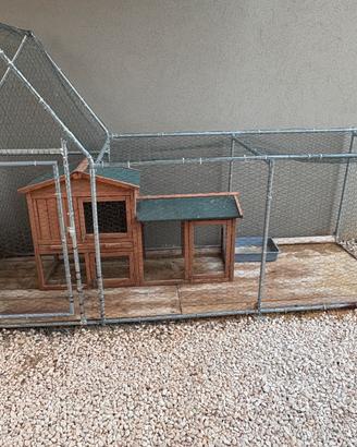 Casetta in legno e recinto in acciaio per animali
