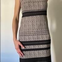 Vestito smanicato corto.