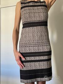 Vestito smanicato corto.