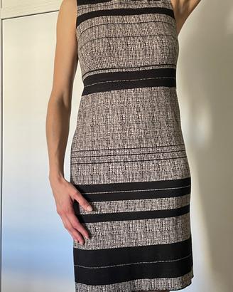 Vestito smanicato corto.