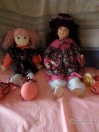 Bambola in porcellana.Bambola in stoffa.