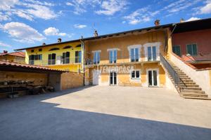 CASCINALE TIPICO DI AMPIA METRATURA RISTRUTTURATO