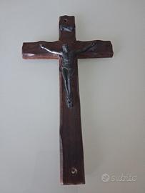 Crocifisso in legno con Cristo in metallo