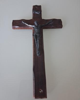 Crocifisso in legno con Cristo in metallo