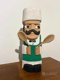 Scultura "Cuoco" in legno dipinta a mano