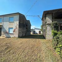 Casa + 2 annessi da ristrutturare o demolire