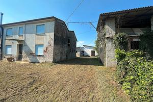 Casa + 2 annessi da ristrutturare o demolire