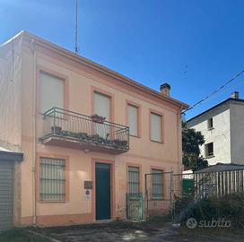 Casa indipendente di 150 m² con più di 5 locali a 