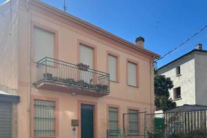 Casa indipendente di 150 m² con più di 5 locali a 