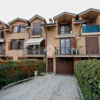 VILLA A SCHIERA A LOMBARDORE