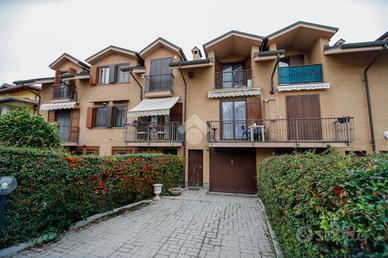 VILLA A SCHIERA A LOMBARDORE