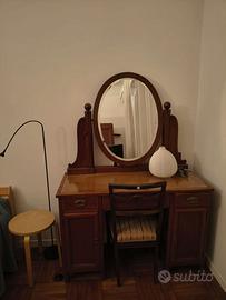 Toeletta antica con specchio ovale e sedia