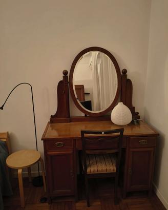 Toeletta antica con specchio ovale e sedia