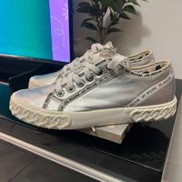 le sneakers usata love Moschino,