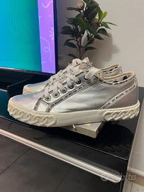 le sneakers usata love Moschino,