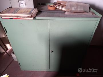 mobile in metallo  con cassetti  