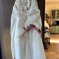 Abito da sposa sartoriale con dettagli floreali