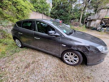 Lancia Delta 1,6 JTD 120 CV anno 2011 incidentata