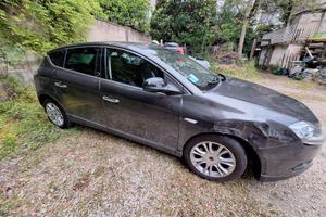 Lancia Delta 1,6 JTD 120 CV anno 2011 incidentata