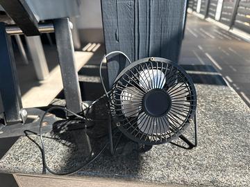 Ventilatore piccolo con porta tv a muro