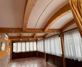 Veranda in legno ad arco lamellare