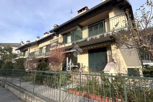 CASA SEMINDIPENDENTE A DERVIO