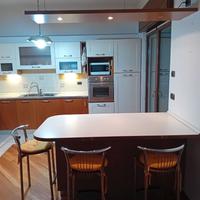 Cucina con elettrodomestici